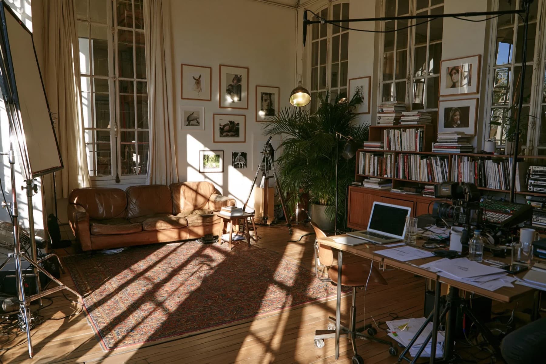 Le studio à Paris, baigné de lumière rasante
